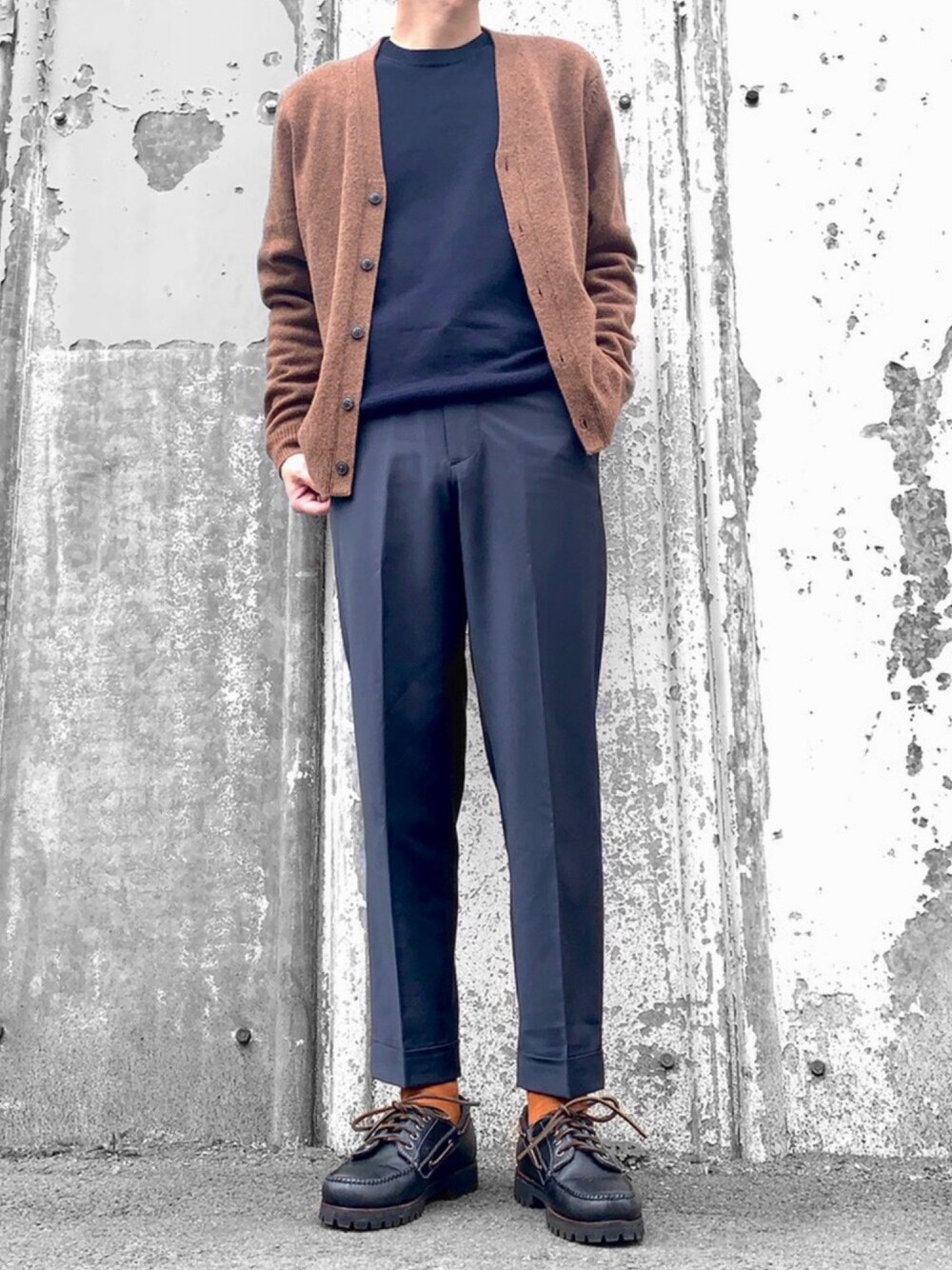 ブルー系のニット/セーター、ブルー系のその他パンツ、ブラック系のモカシン/デッキシューズを着用したメンズの春コーディネートの1枚目の写真