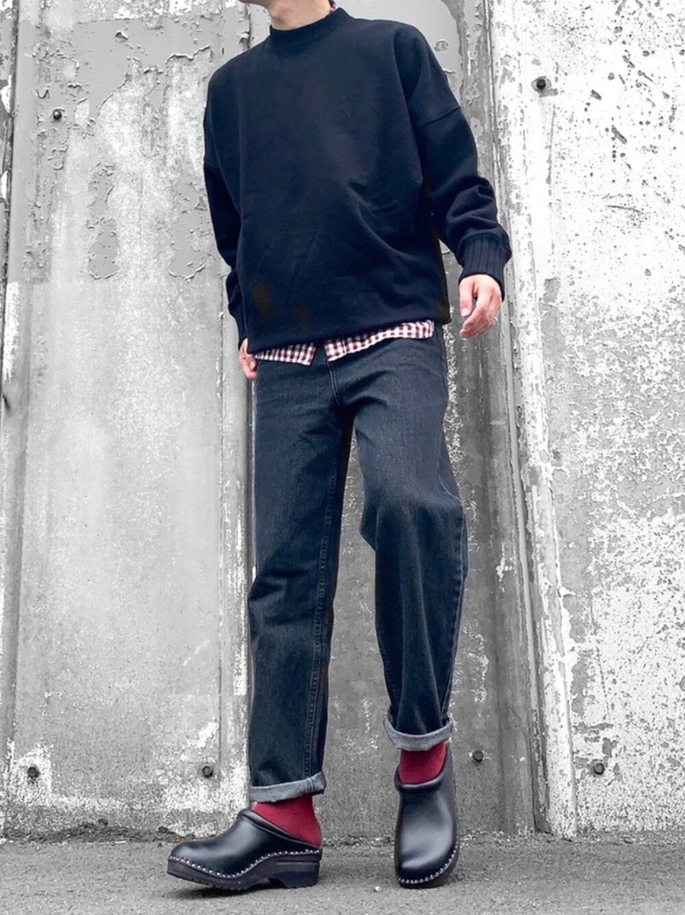 ブラック系のスウェット、レッド系のシャツ/ブラウス、ブラック系のデニムパンツを着用したメンズの春コーディネートの1枚目の写真