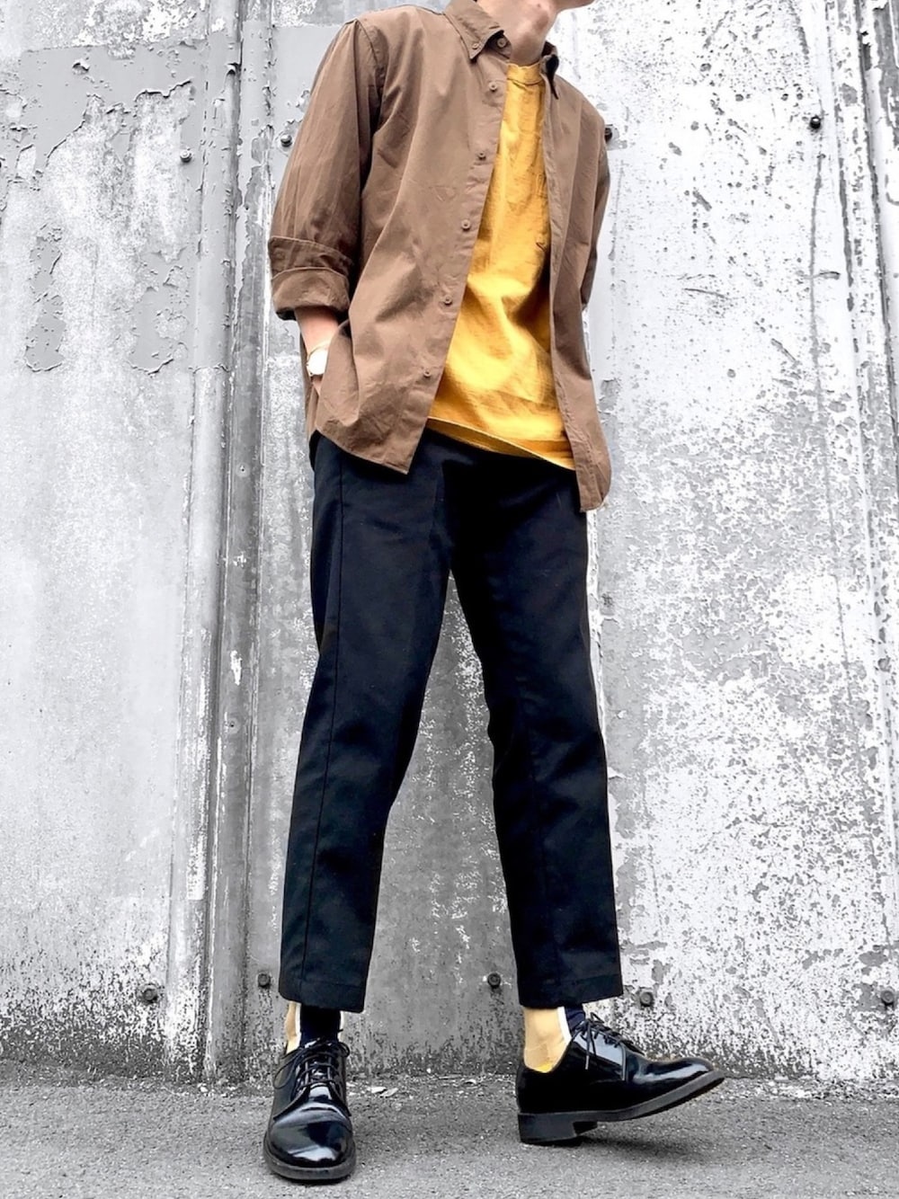 ブラウン系のシャツ/ブラウス、イエロー系のTシャツ/カットソー、ブラック系のチノパンツを着用したメンズの夏コーディネートの1枚目の写真