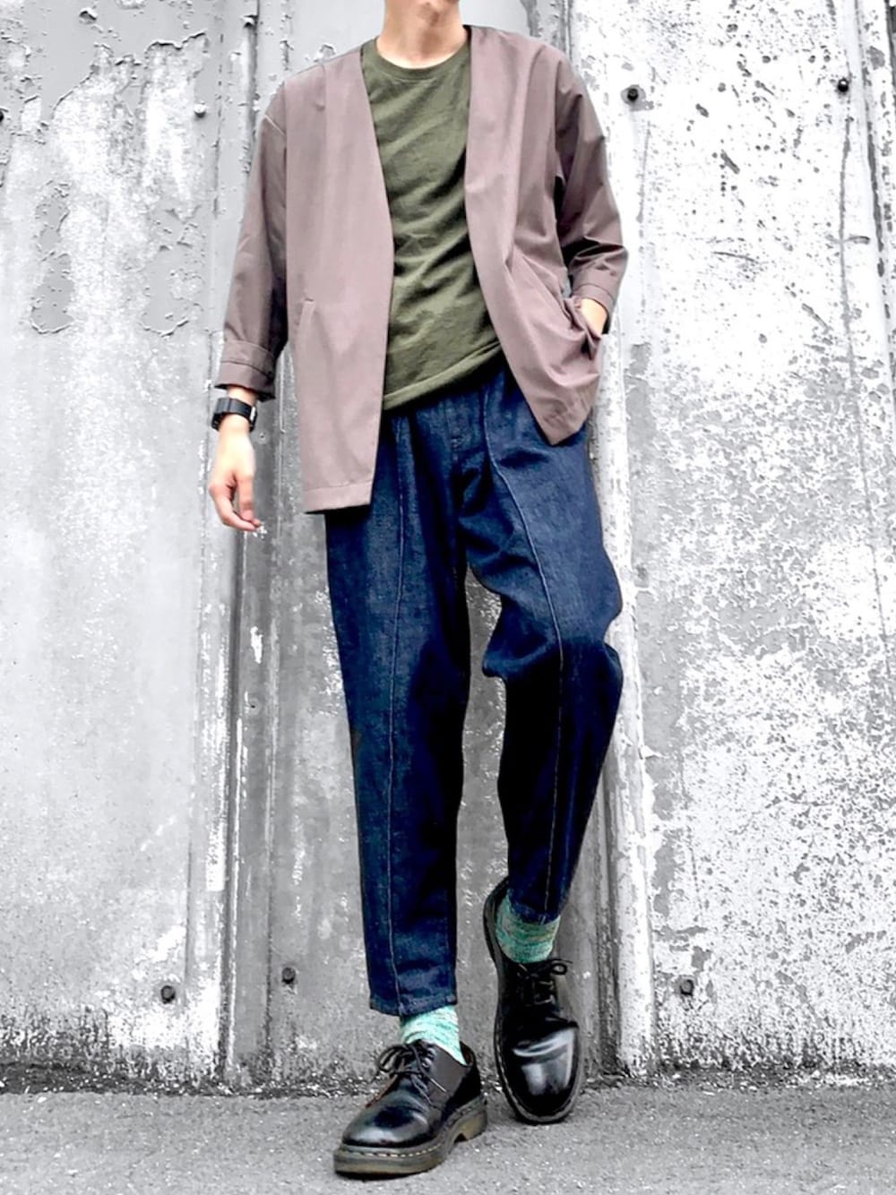 グリーン系のTシャツ/カットソー、ベージュ系のその他アウター、ブルー系のデニムパンツを着用したメンズの夏コーディネートの1枚目の写真