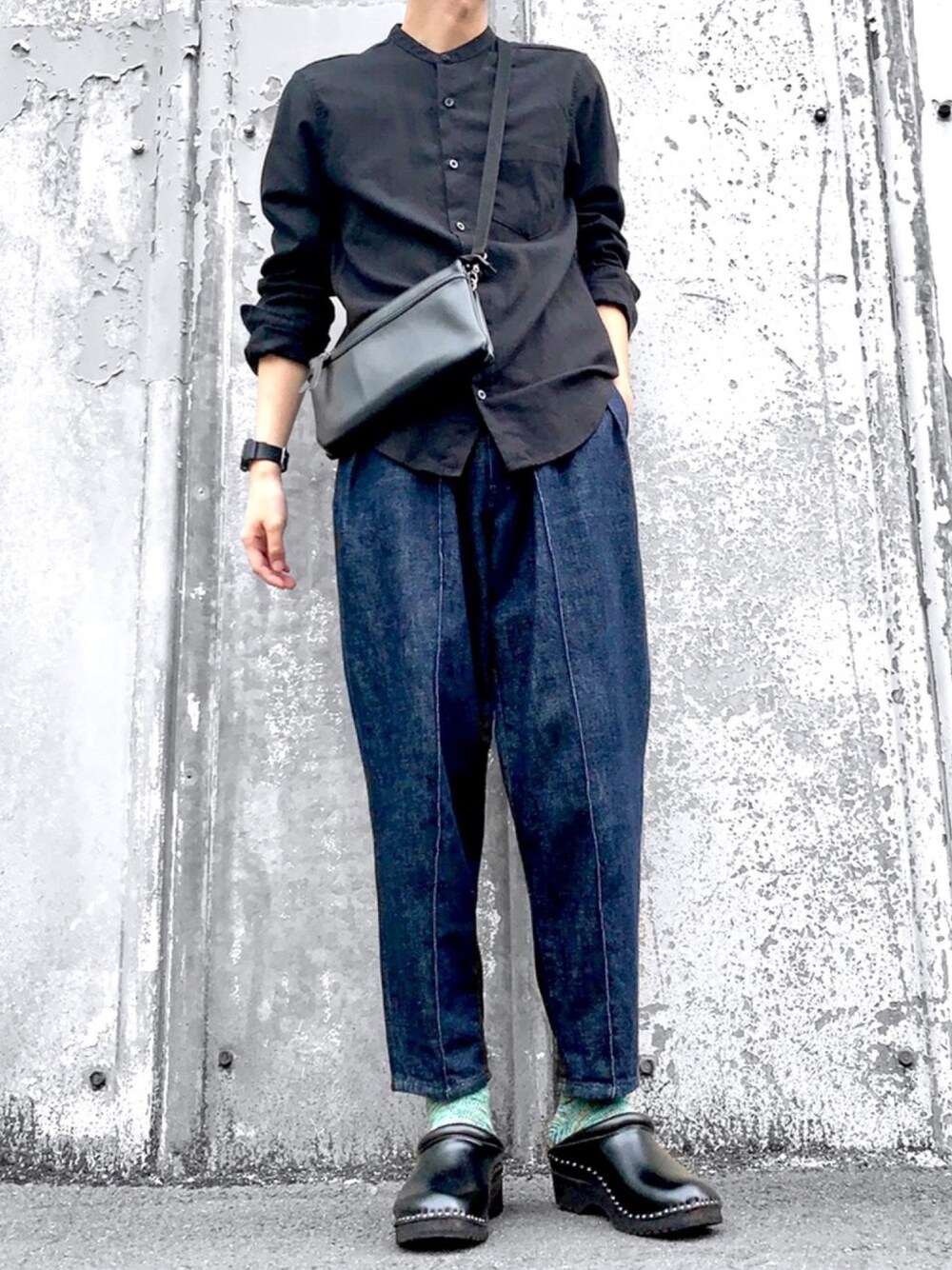 ブラック系のシャツ/ブラウス、ブラック系のショルダーバッグ、ブルー系のデニムパンツを着用したメンズの夏コーディネートの1枚目の写真