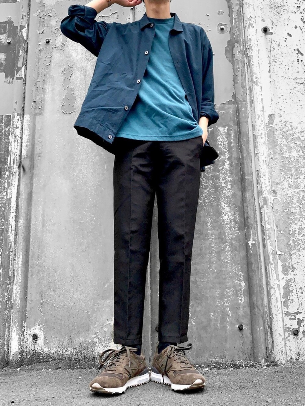 ブルー系のシャツ/ブラウス、グリーン系のTシャツ/カットソー、ブラック系のスラックスを着用したメンズの夏コーディネートの1枚目の写真