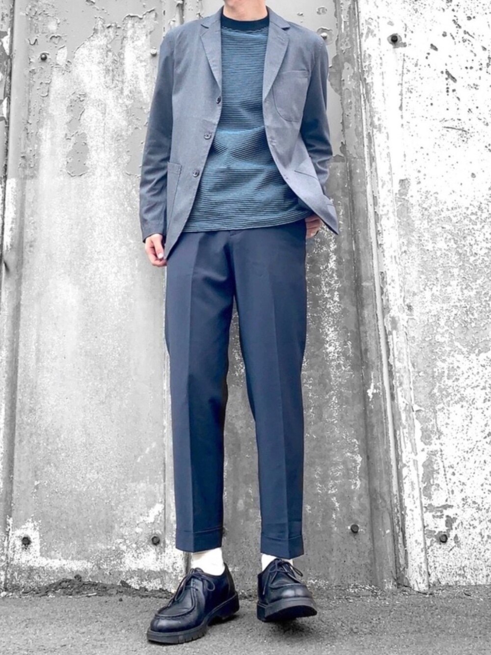 グレー系のテーラードジャケット、ブルー系のTシャツ/カットソー、ブルー系のその他パンツを着用したメンズの春コーディネートの1枚目の写真