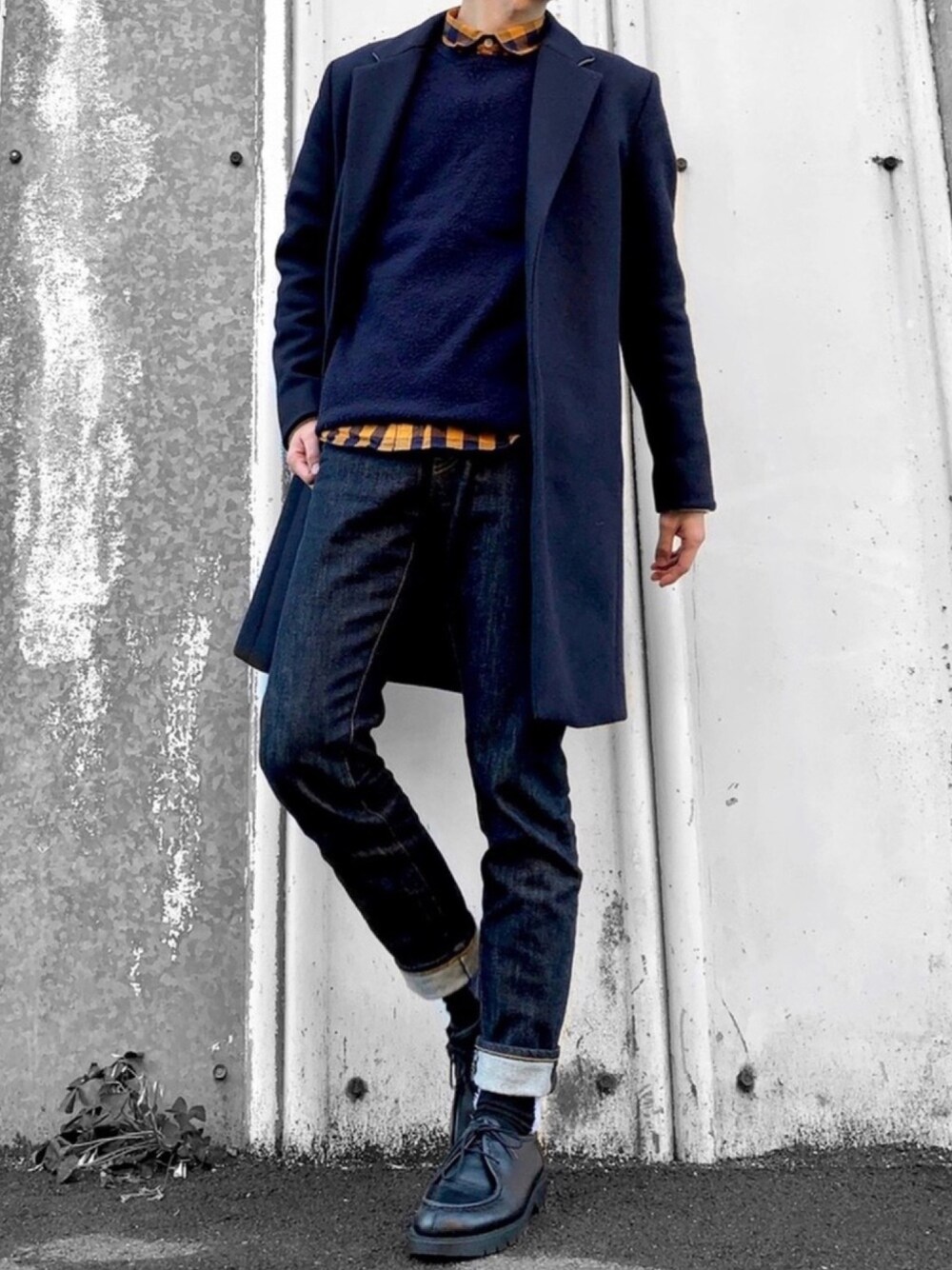 ブルー系のチェスターコート、イエロー系のシャツ/ブラウス、ブルー系のニット/セーターを着用したメンズの冬コーディネートの1枚目の写真