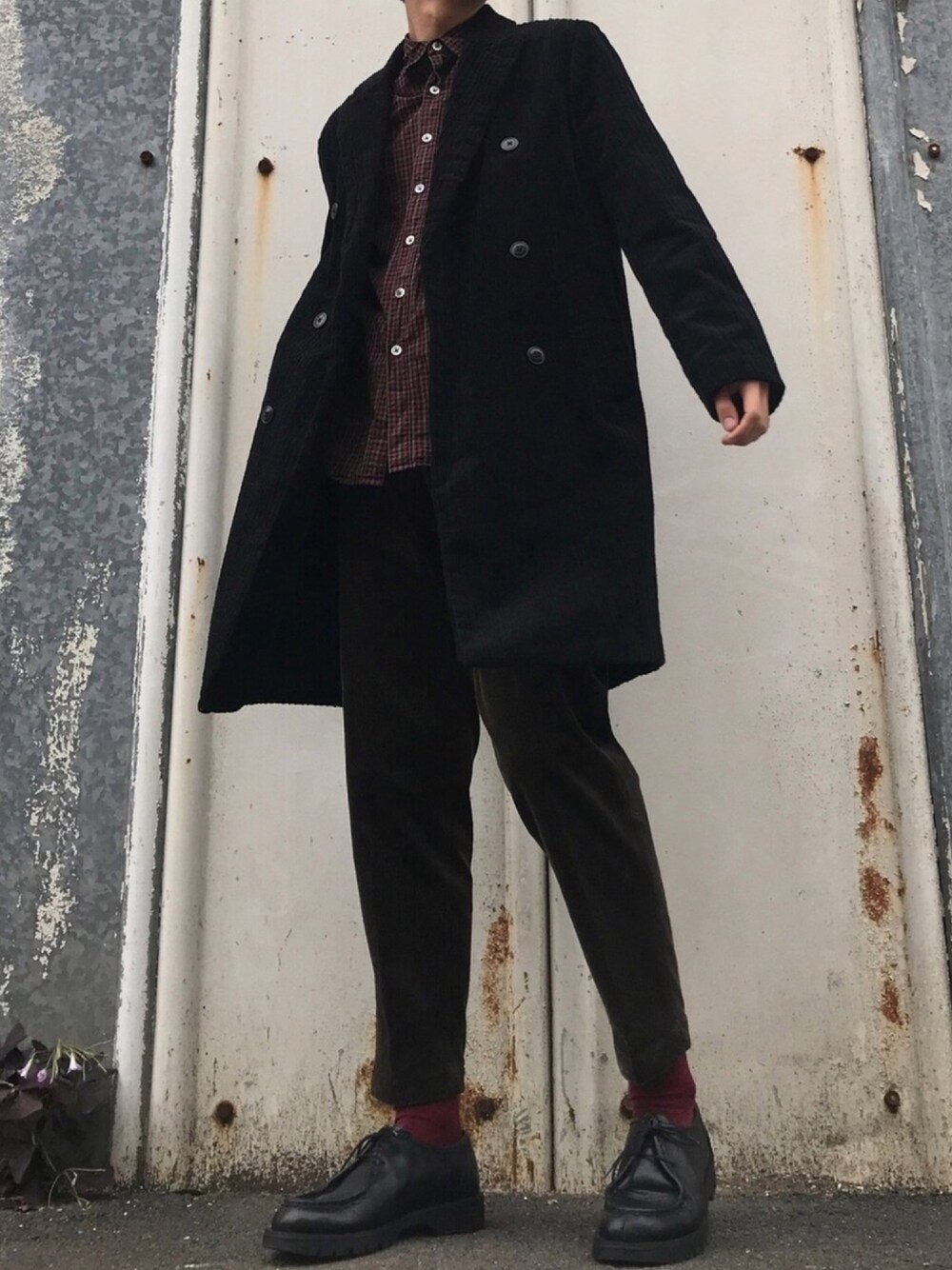 ブラック系のチェスターコート、その他のシャツ/ブラウス、ブラウン系のその他パンツを着用したメンズの秋コーディネートの1枚目の写真