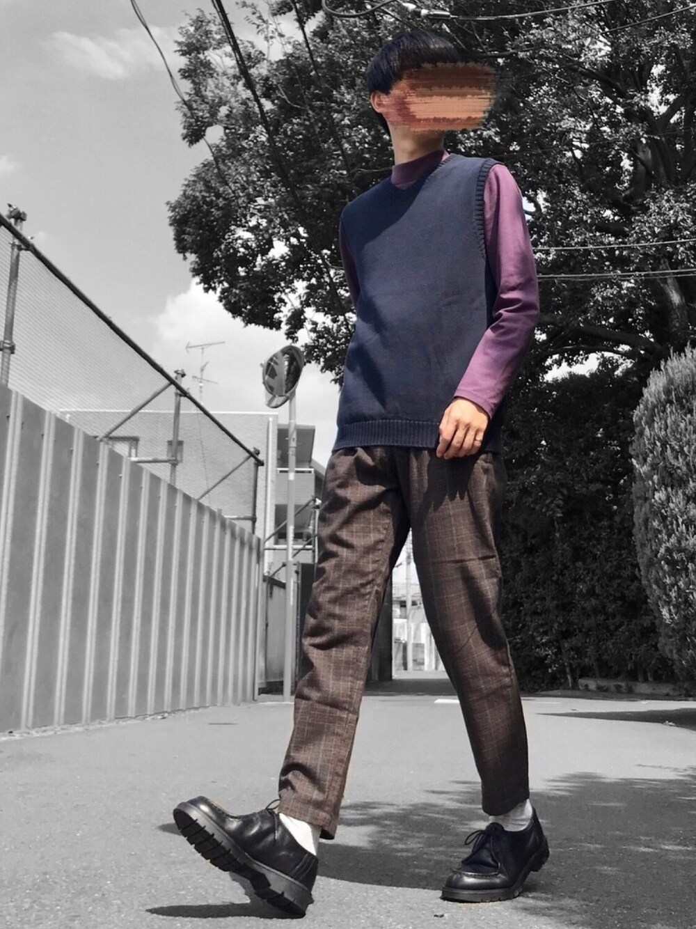 ブルー系のベスト、パープル系のTシャツ/カットソー、ブラウン系のその他パンツを着用したメンズの秋コーディネートの1枚目の写真