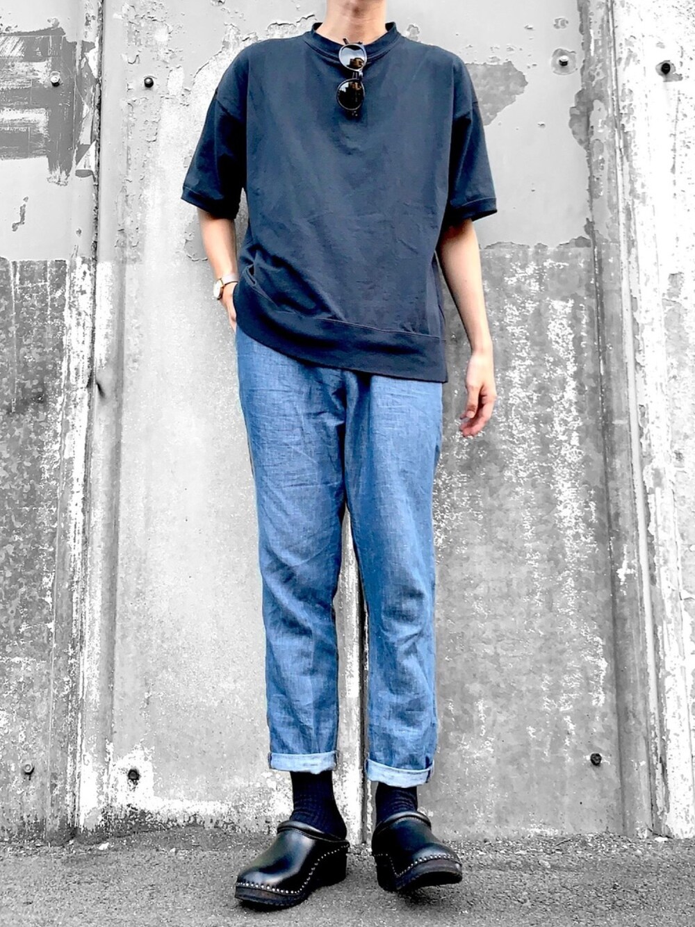 ブルー系のTシャツ/カットソー、ブラック系のサンダル、ブルー系のその他パンツを着用したメンズの夏コーディネートの1枚目の写真