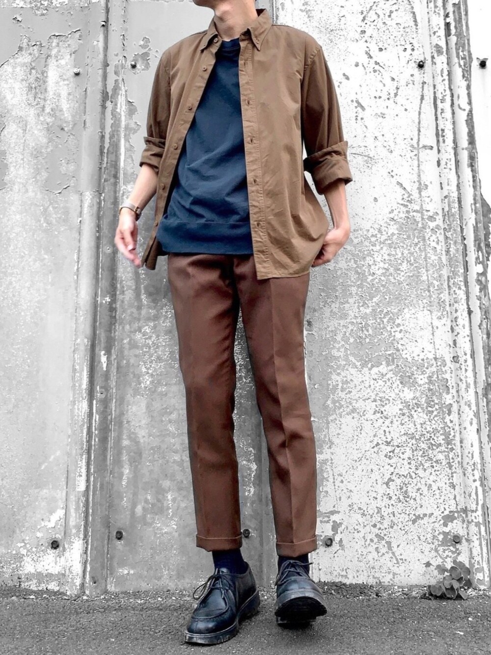 ブラウン系のシャツ/ブラウス、ブルー系のTシャツ/カットソー、ブラウン系のスラックスを着用したメンズの夏コーディネートの1枚目の写真