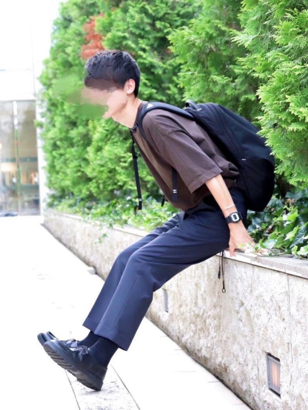 ブラウン系のTシャツ/カットソー、ブルー系のその他パンツ、ブラック系のバックパック/リュックを着用したメンズの夏コーディネートの1枚目の写真