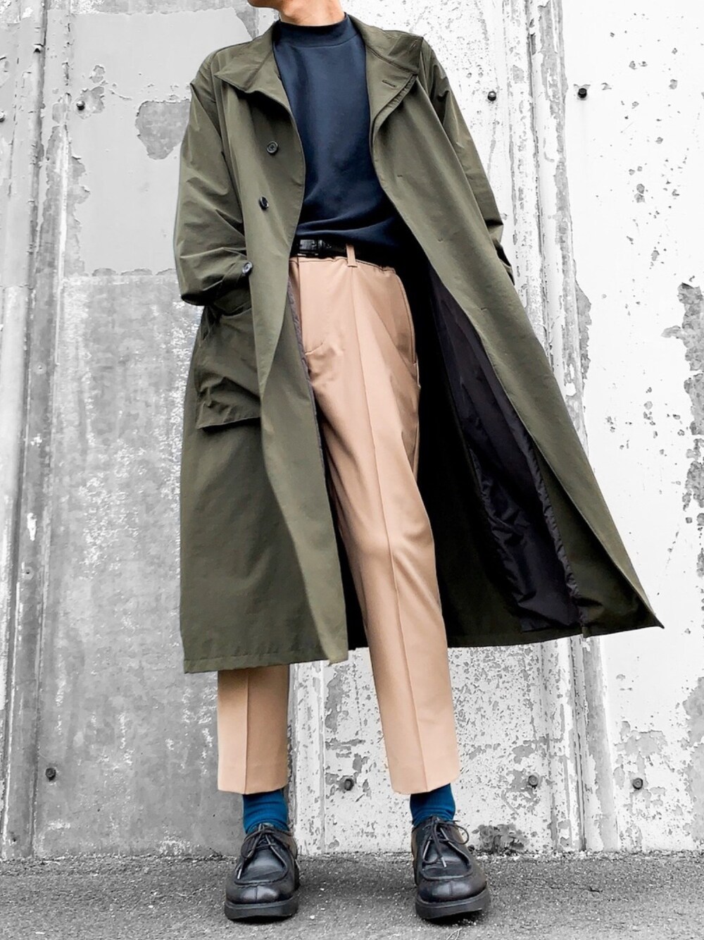 グリーン系のトレンチコート、グリーン系のTシャツ/カットソー、ベージュ系のその他パンツを着用したメンズの秋コーディネートの1枚目の写真