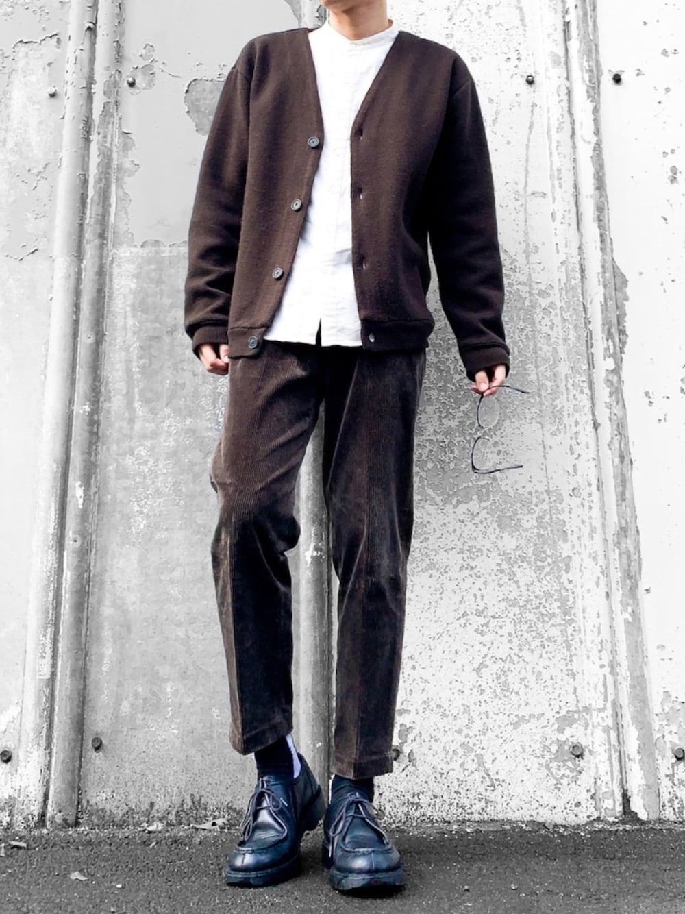 ブラウン系のカーディガン/ボレロ、ホワイト系のシャツ/ブラウス、ブラウン系のその他パンツを着用したメンズの秋コーディネートの1枚目の写真