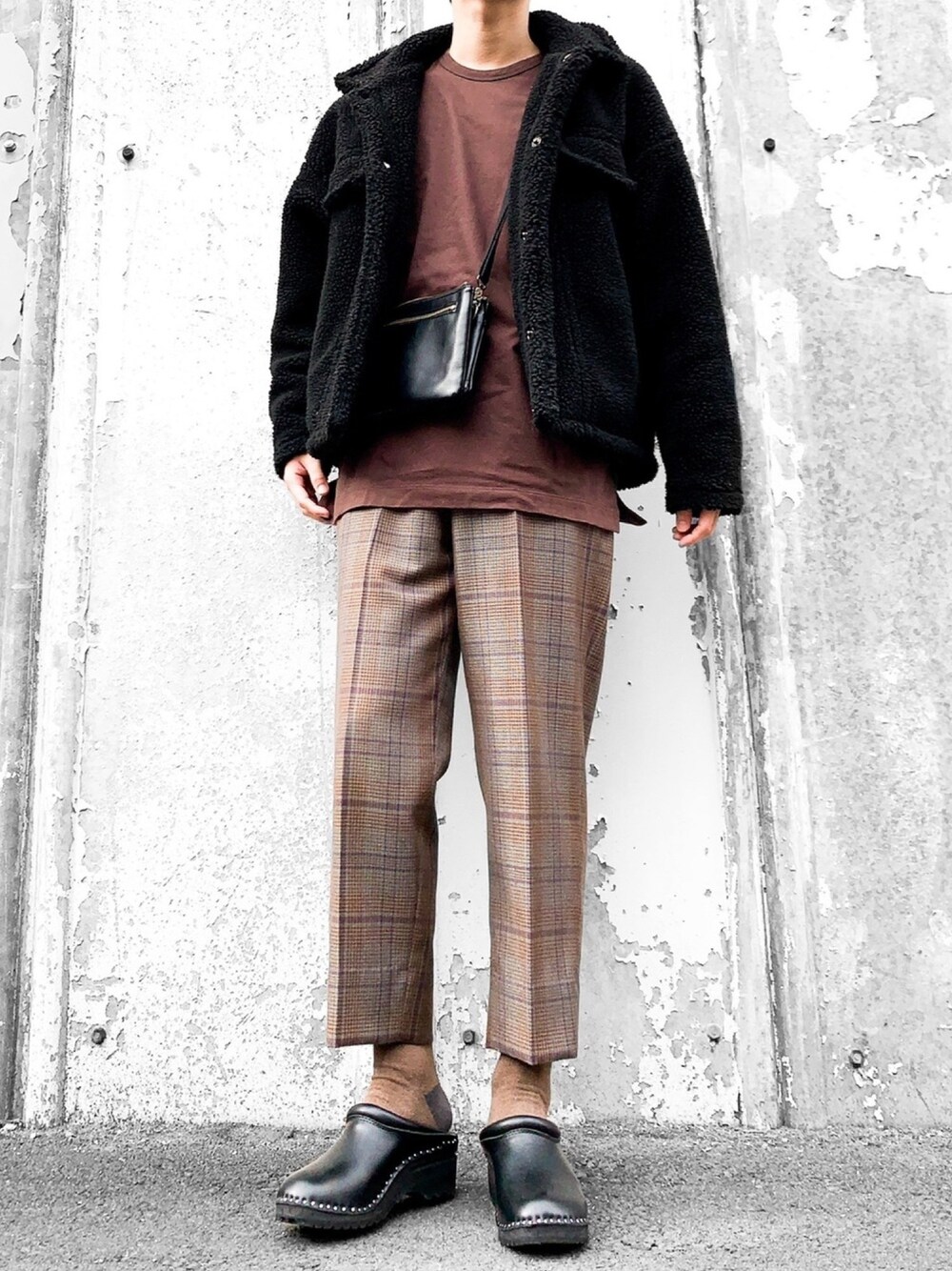 ブラウン系のその他パンツ、ブラック系のムートンコート、ブラック系のサンダルを着用したメンズの冬コーディネートの1枚目の写真