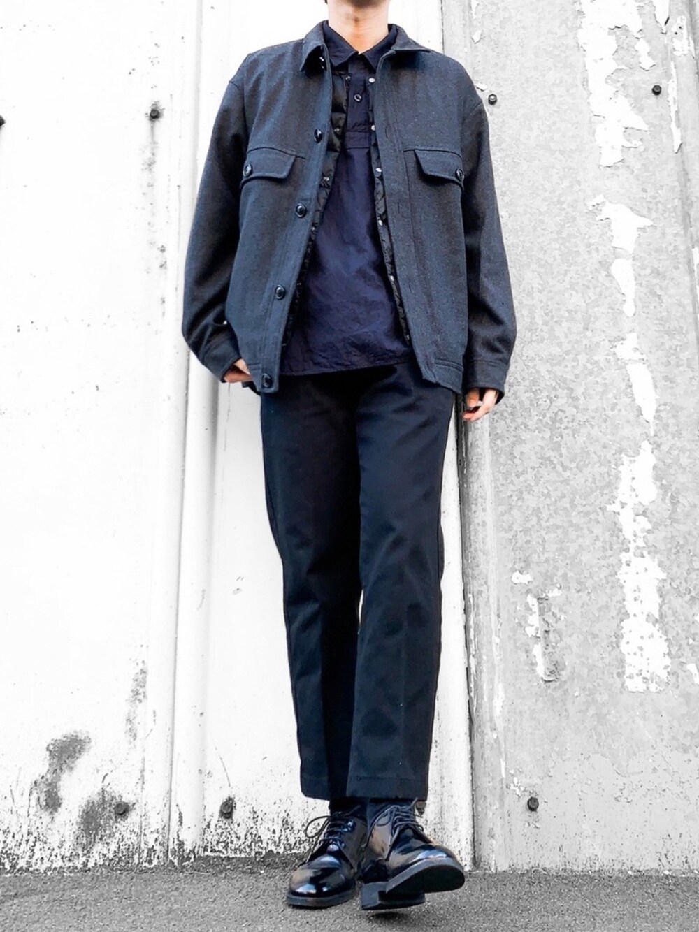 グレー系のミリタリージャケット、グレー系のチェスターコート、ブルー系のシャツ/ブラウスを着用したメンズの冬コーディネートの1枚目の写真