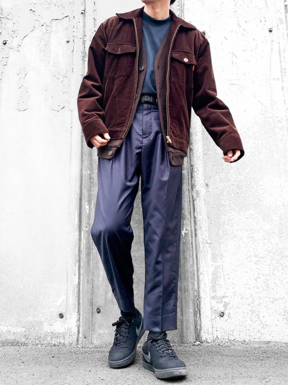 ブラウン系のカーディガン/ボレロ、ブラウン系のその他アウター、グリーン系のTシャツ/カットソーを着用したメンズの冬コーディネートの1枚目の写真