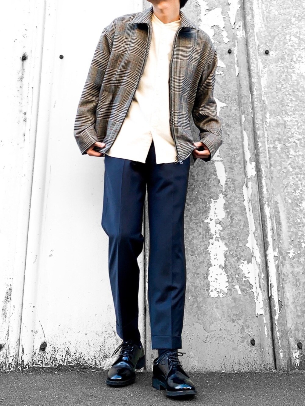 グレー系のブルゾン、ホワイト系のシャツ/ブラウス、ブルー系のその他パンツを着用したメンズの冬コーディネートの1枚目の写真