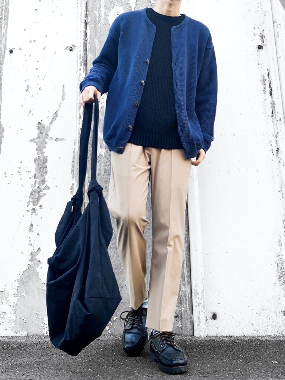 ブラック系のニット/セーター、ブルー系のカーディガン/ボレロ、ベージュ系のその他パンツを着用したメンズの冬コーディネートの1枚目の写真