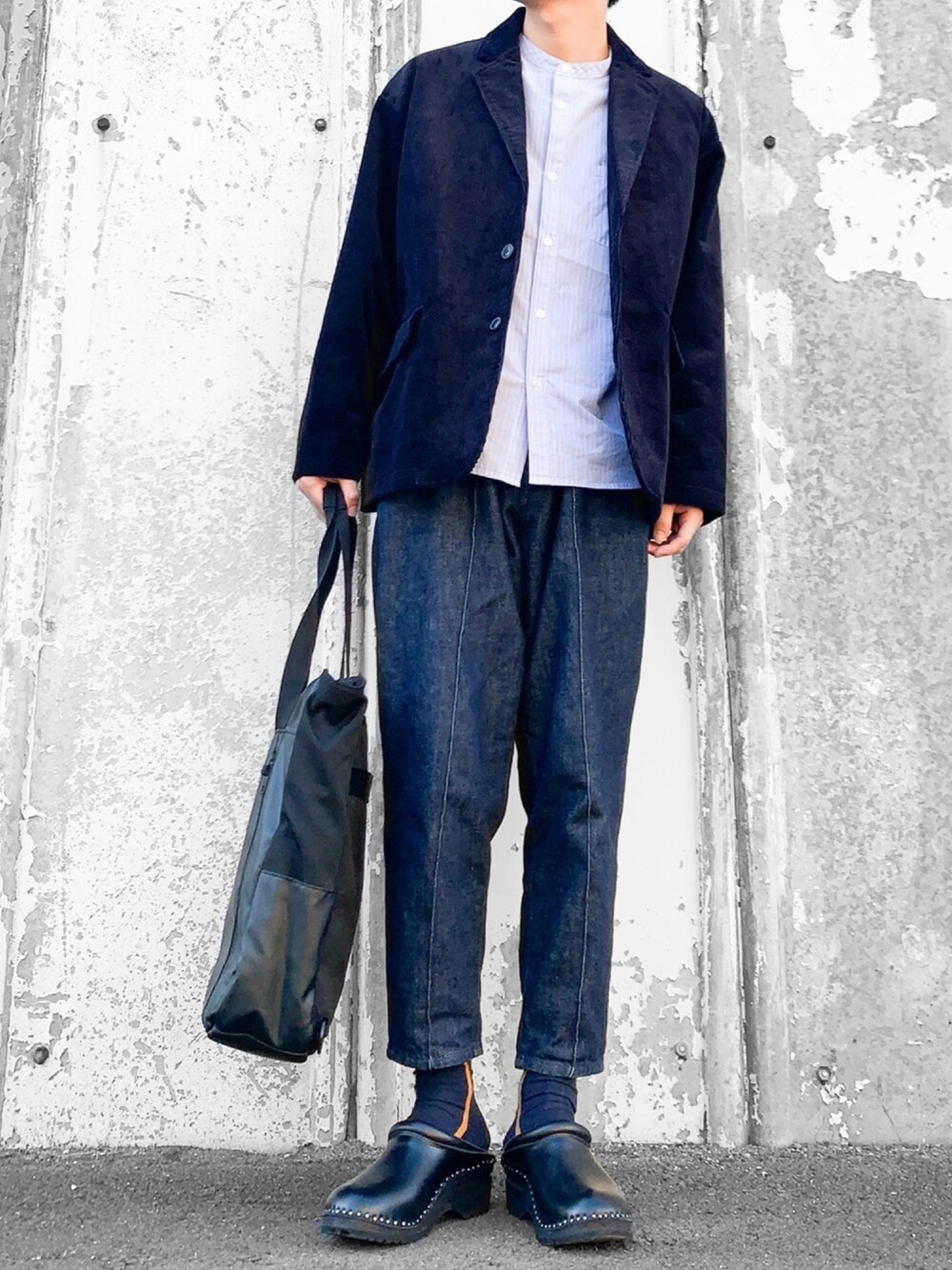 ブルー系のテーラードジャケット、ブルー系のシャツ/ブラウス、ブルー系のデニムパンツを着用したメンズの冬コーディネートの1枚目の写真