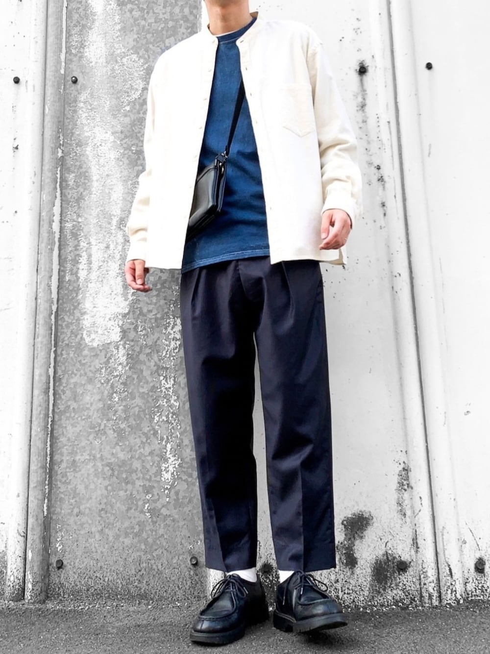 ホワイト系のシャツ/ブラウス、ブルー系のTシャツ/カットソー、ブラック系のショルダーバッグを着用したメンズの冬コーディネートの1枚目の写真