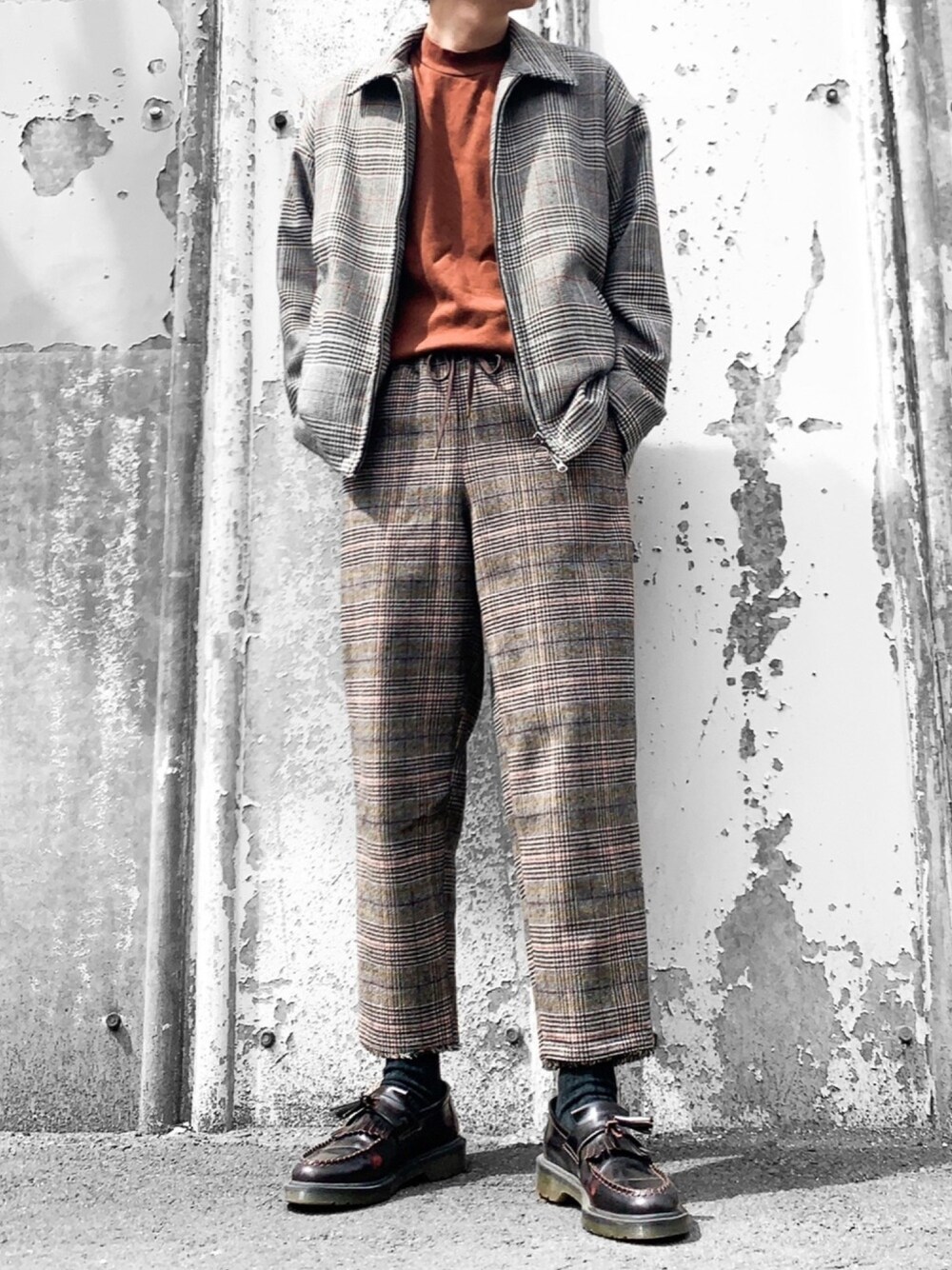 グレー系のブルゾン、ブラウン系のTシャツ/カットソー、ベージュ系のその他パンツを着用したメンズの春コーディネートの1枚目の写真