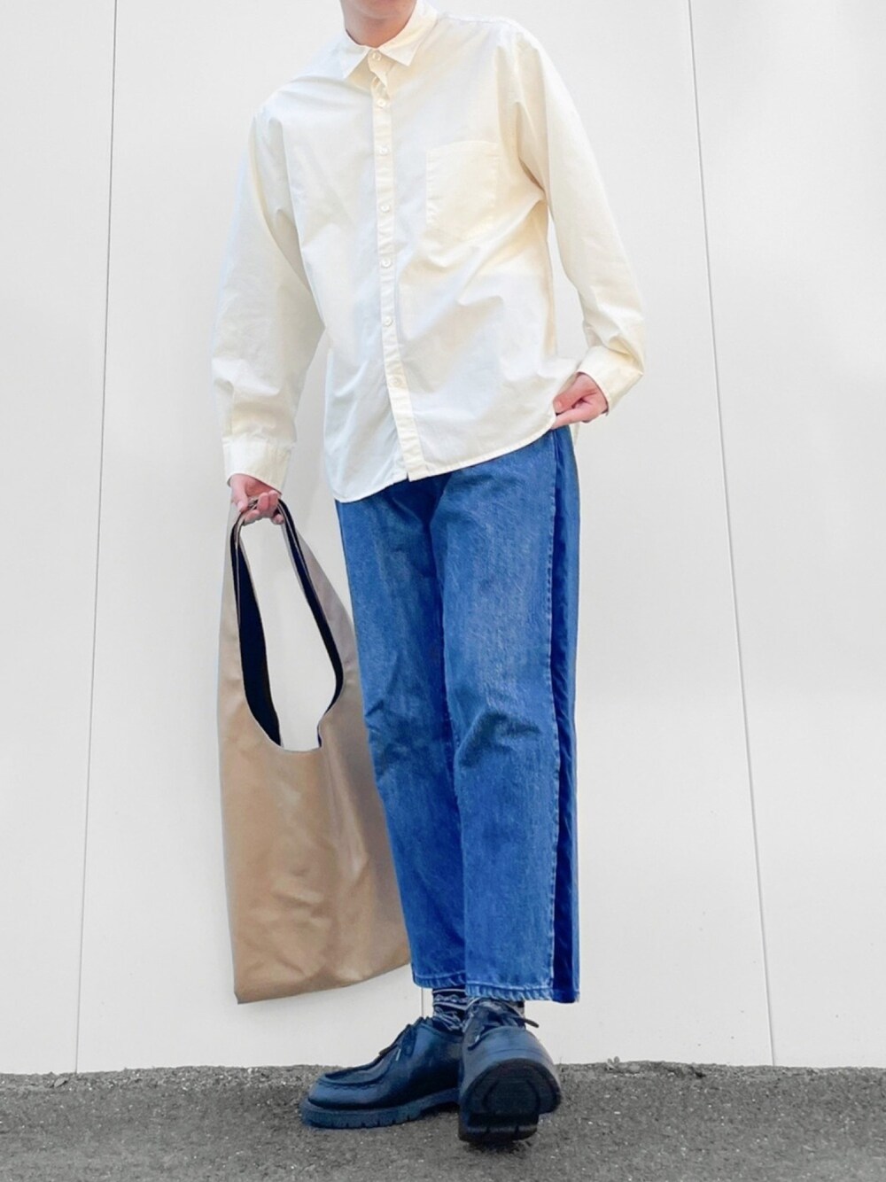 ベージュ系のシャツ/ブラウス、ブルー系のその他パンツ、ベージュ系のトートバッグを着用したメンズの春コーディネートの1枚目の写真