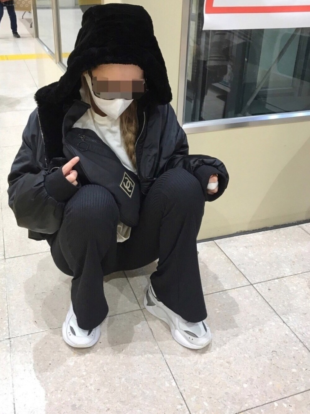 ホワイト系のスニーカー、ブラック系のブルゾン、ホワイト系のTシャツ/カットソーを着用したレディースの春コーディネートの1枚目の写真