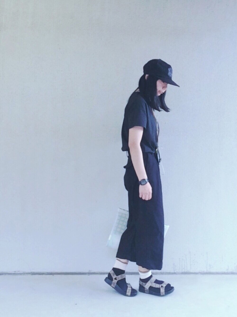 ブラック系のTシャツ/カットソー、ブラック系のその他パンツ、グリーン系のサンダルを着用したレディースの夏コーディネートの1枚目の写真