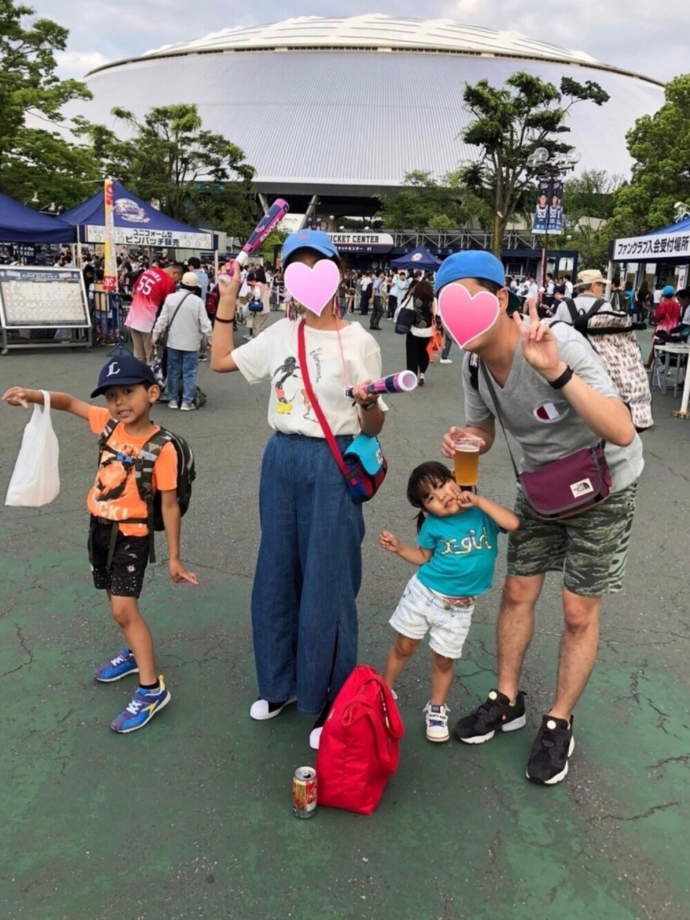 ブルー系のスニーカー、ブラック系のその他パンツ、オレンジ系のTシャツ/カットソーを着用したレディースの夏コーディネートの1枚目の写真