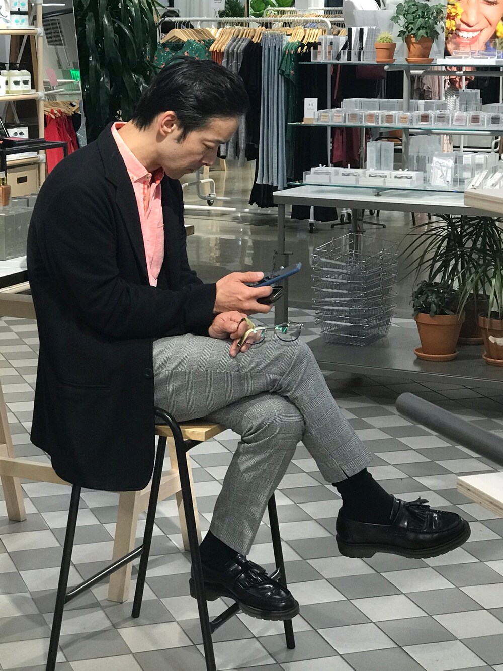 「street、summer、ootd、outfit、fashion、STYLE、men、menswear、city」｜「Ted Bakerのアイテム（ポロシャツ、ピンク系）」を使った、加州さん（メンズ・168cm）の夏コーディネートの1枚目の写真