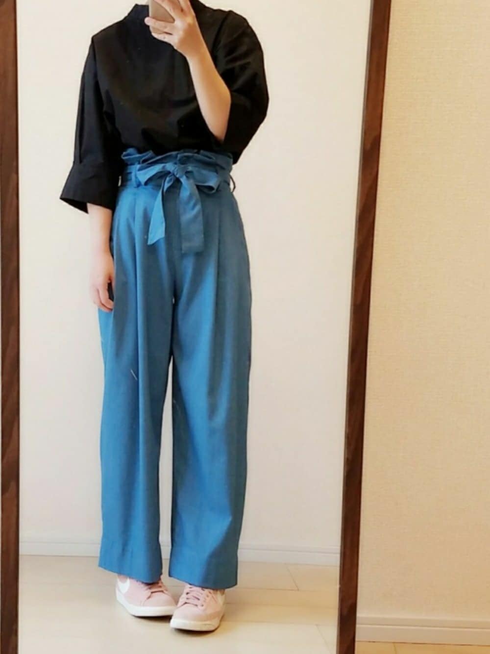 「お洒落さんとつながりたい、オトナカジュアル、低身長、ママファッション、休日スタイル、ピンクスニーカー、ウエストリボン、ナイキスニーカー、アーバンリサーチ」｜「URBAN RESEARCHのアイテム（パンツ、ブルー系）」を使った、raichiさん（レディース・151cm）の夏コーディネートの1枚目の写真