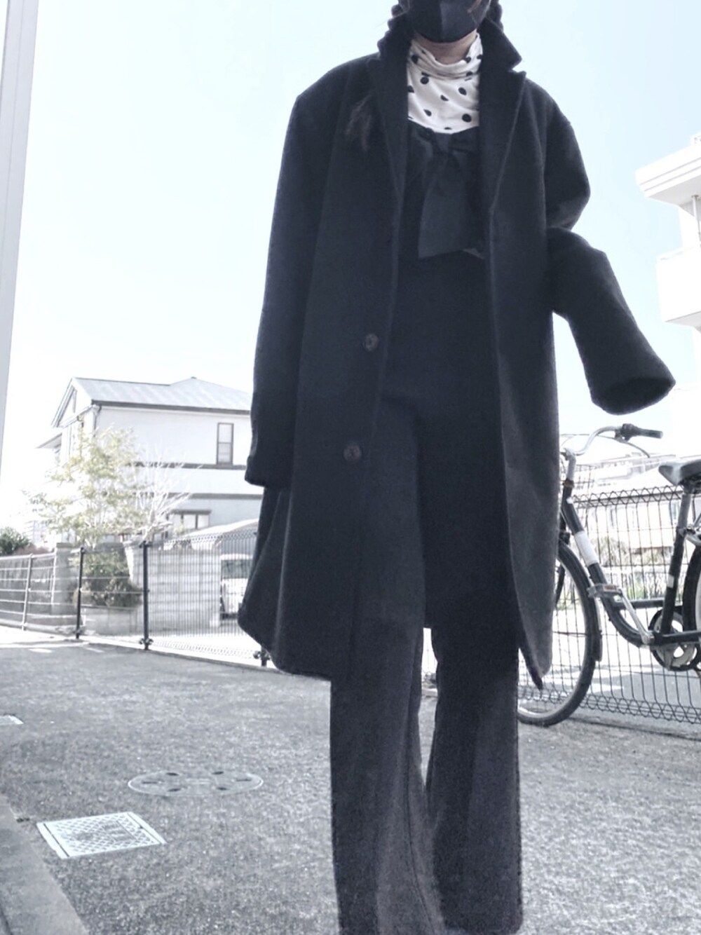 「コンサート、おでかけコーデ」｜「Bershkaのアイテム（チェスターコート、ブラック系）」を使った、compさん（レディース・159cm）の冬コーディネートの1枚目の写真