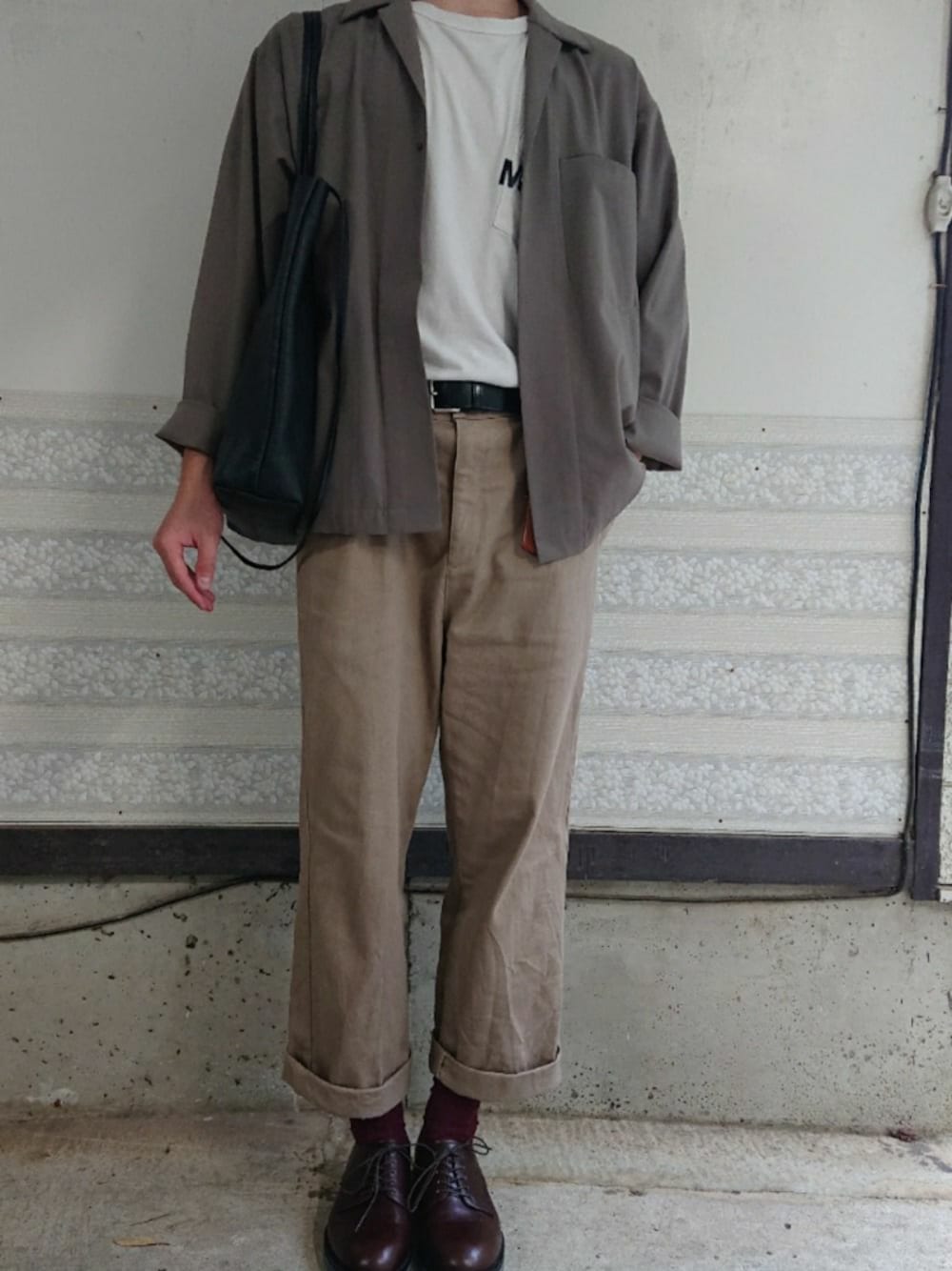 「秋コーデ、革靴、ロールアップ、タックイン、トートバッグ、STUDIOUS、MHL.、EMMA  CLOTHES、PADRONE、いいね、save、フォローお願いします🤑」｜「STUDIOUSの【STUDIOUS】トレビラサマーシャツジャケット（テーラードジャケット、ベージュ系）」を使った、きつねんさん（メンズ・173cm）の秋コーディネートの1枚目の写真