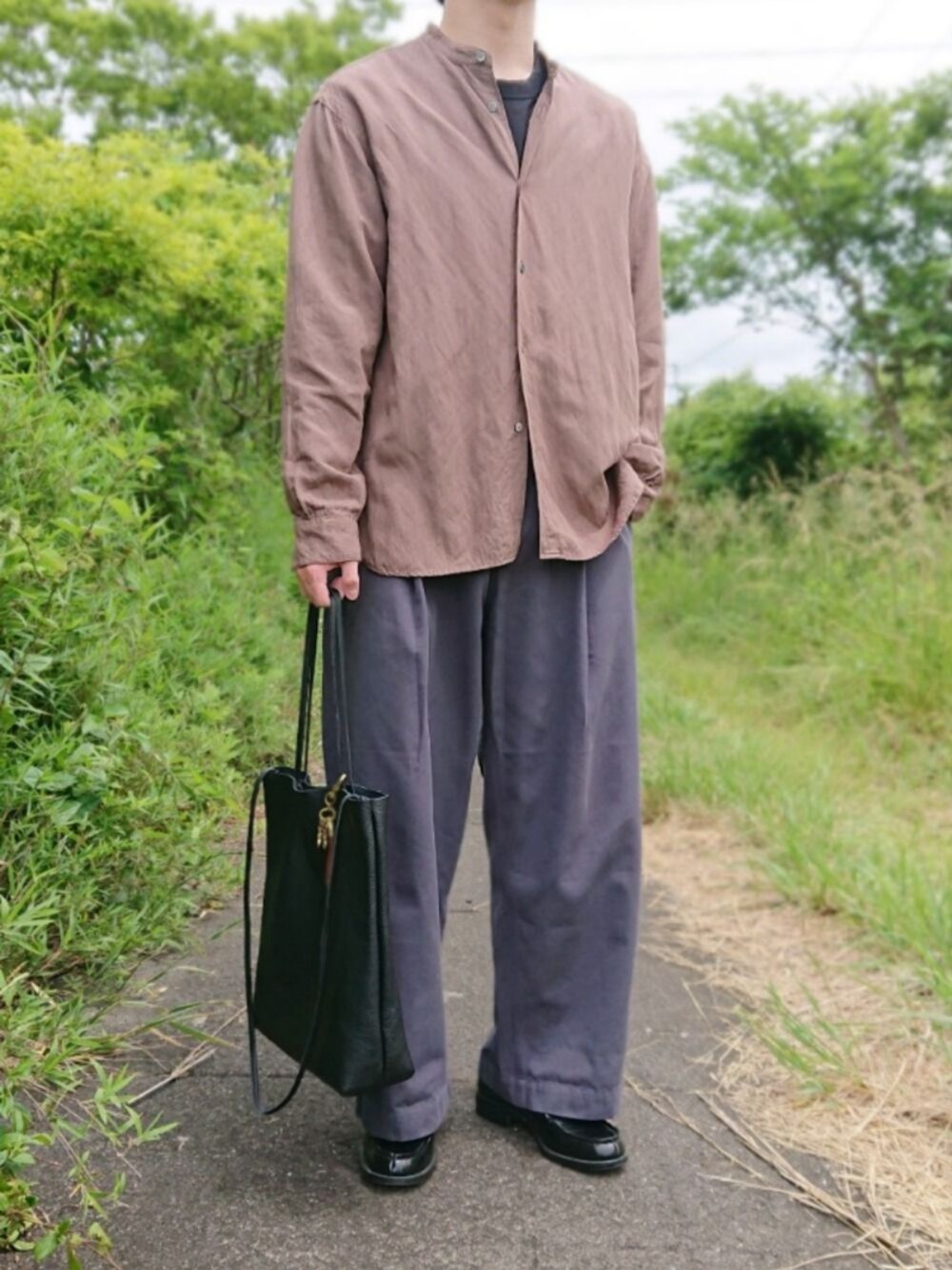 「春夏コーデ、バンドカラーシャツ、ローファー、トートバッグ、ワイドパンツ、STUDIONICHOLSON、BEAUTY&YOUTH UNITED ARROWS、SLOW、HARUTA」｜「BEAUTY&YOUTH UNITED ARROWSのBY ドレープリネン ワイドフォルム バンドカラー シャツ（シャツ/ブラウス、ブラウン系）」を使った、きつねんさん（メンズ・173cm）の夏コーディネートの1枚目の写真