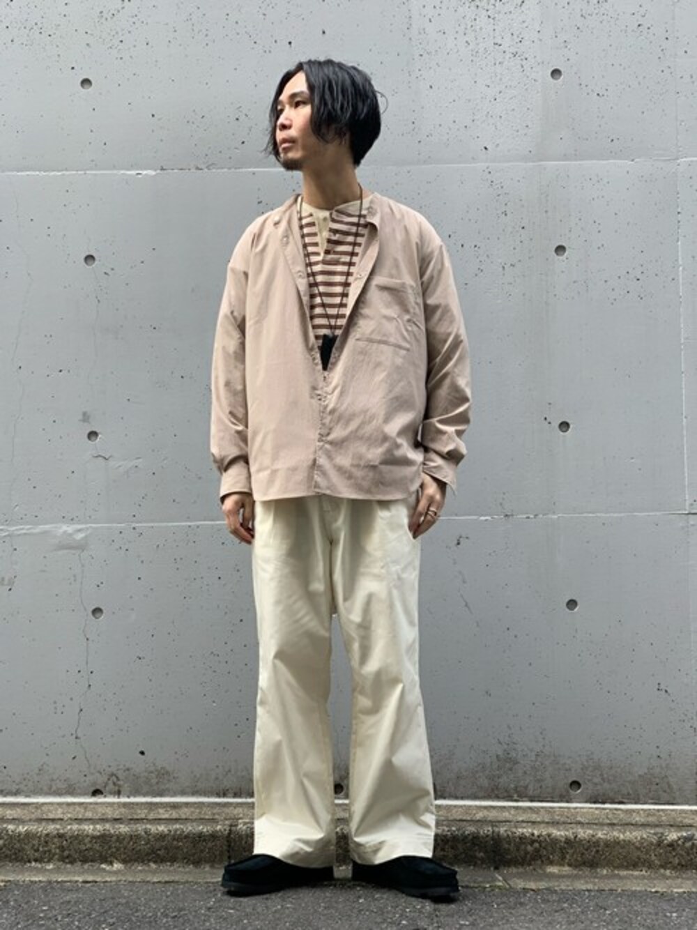 ホワイト系のその他パンツ、ベージュ系のシャツ/ブラウス、ブラック系のモカシン/デッキシューズを着用したメンズの春コーディネートの1枚目の写真