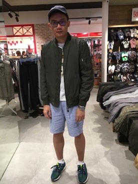 「love moschino」｜Chan CheeHongさん（メンズ・180cm）の春コーディネート