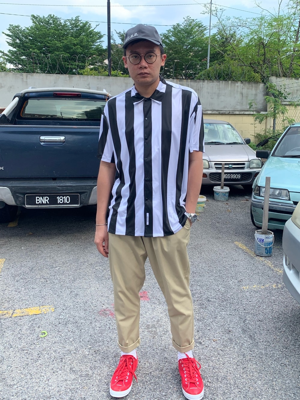 「pants、shirts、black、black and white、red、converse、UNDER COVER、BROWN、street、comfortable」｜「obscrのアイテム（シャツ/ブラウス、その他）」を使った、Chan CheeHongさん（メンズ・180cm）の秋コーディネートの1枚目の写真