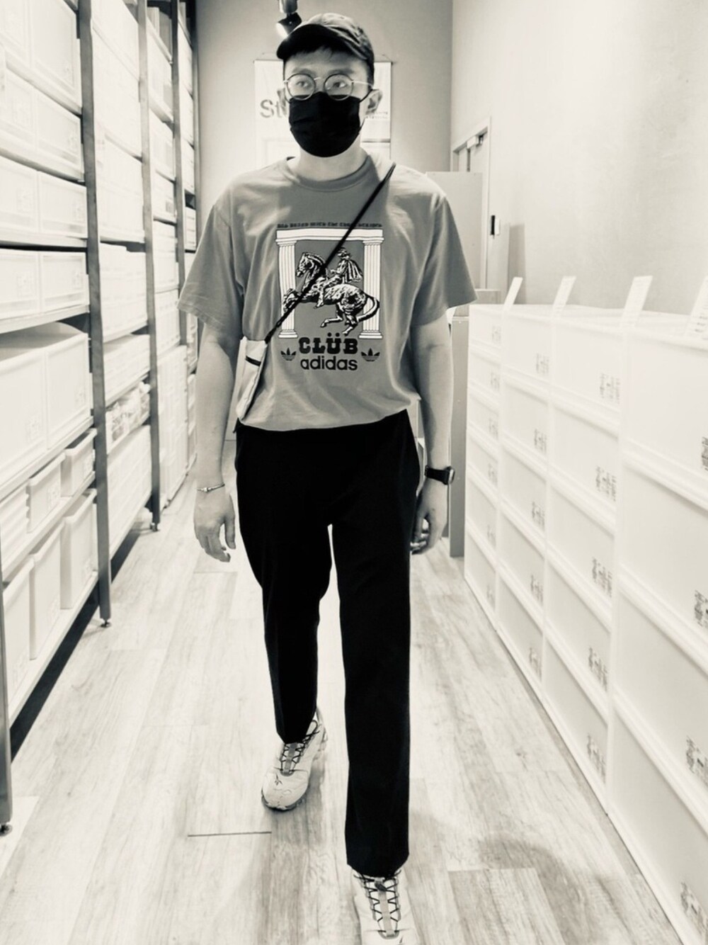 「WEAR、black、street、STYLE、adidas、UNIQLO、reebok、G-SHOCK、pandora、summer」｜「adidasのクラブピラー 半袖Tシャツ [CLUBPILLARS TEE] アディダスオリジナルス（Tシャツ/カットソー、グレー系）」を使った、Chan CheeHongさん（メンズ・180cm）の冬コーディネートの1枚目の写真