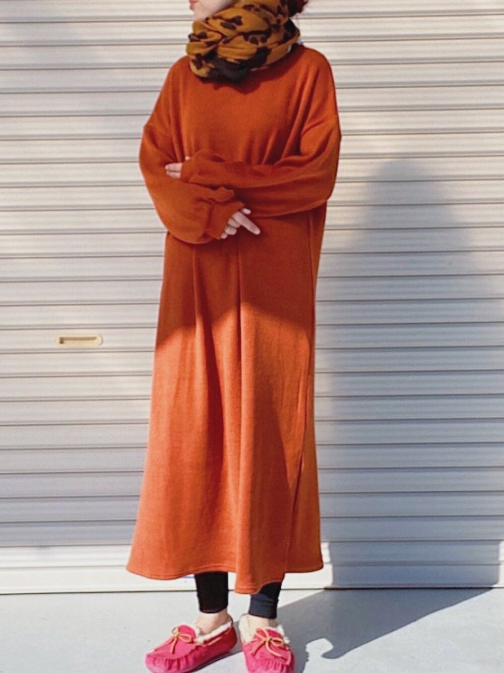 オレンジ系のワンピース、レッド系のモカシン/デッキシューズ、ブラウン系のストール/ショールを着用したレディースの秋コーディネートの1枚目の写真