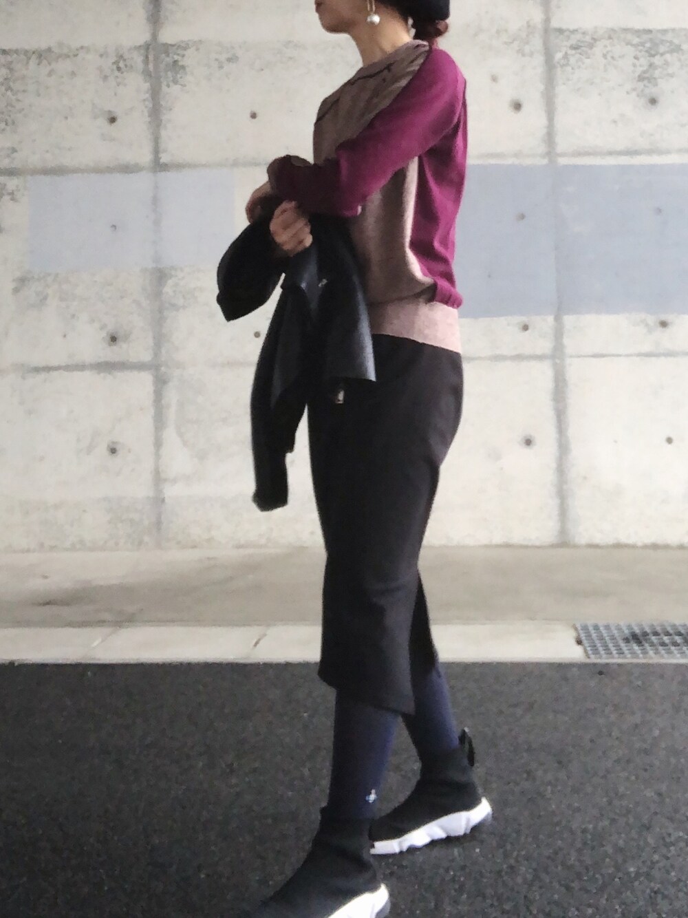 ブラック系のスカート、パープル系のニット/セーター、ブラック系のライダースジャケットを着用したレディースの冬コーディネートの1枚目の写真