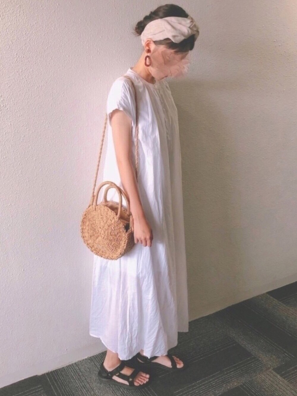 「夏コーデ、シンプルコーデ、ロングワンピース、おしゃれさんと繋がりたい、かごバッグ、teva」｜「TevaのTeva / ハリケーン XLT2（サンダル、ブラック系）」を使った、Syanさん（レディース・162cm）の夏コーディネートの1枚目の写真