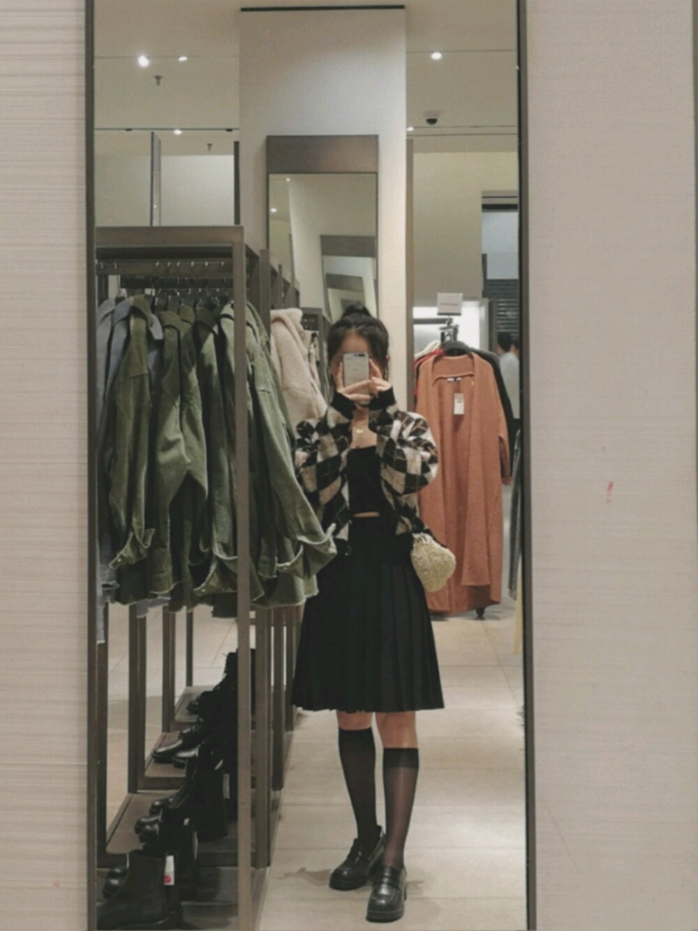 「复古、古着MIX、黑白搭配、ootd」｜「forever21のアイテム（その他アウター、ブラック系）」を使った、甜味朋克さん（レディース・155cm）の秋コーディネートの1枚目の写真