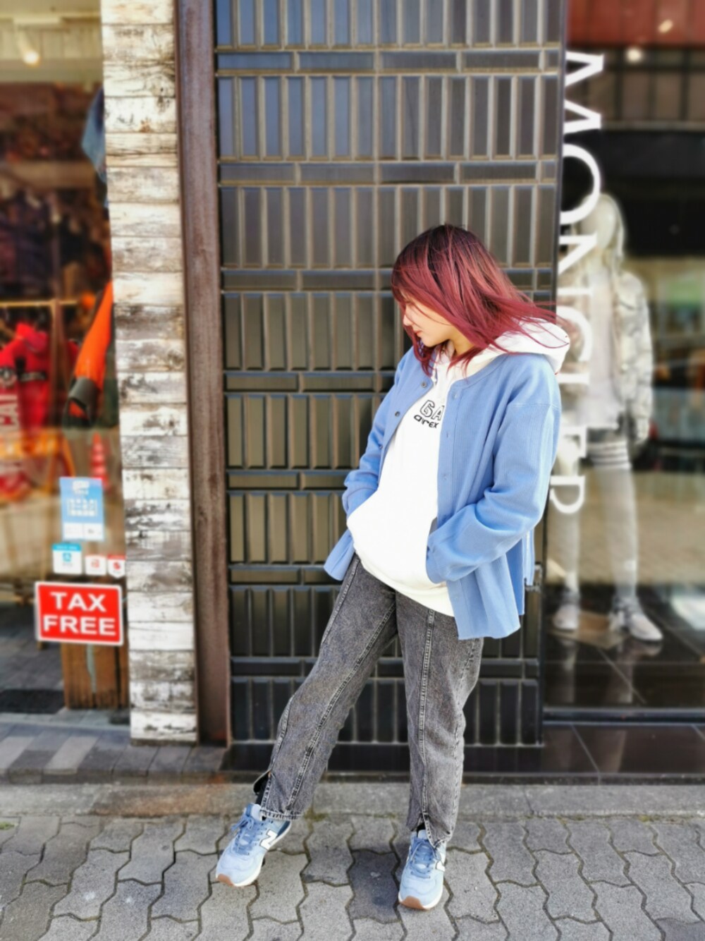 「カーディガン、カジュアル、パーカー、AVIREX、ootd、春コーデ、パーカーコーデ、ホワイトパーカー、avirex名古屋、ファッションの力を信じよう」｜「AVIREXのステンシルプリント バックボタンプルオーバー/ STENCIL PRINT BACK　BUTTON  PULL OVER（Tシャツ/カットソー、ブルー系）」を使った、ういさん（レディース・152cm）の冬コーディネートの1枚目の写真