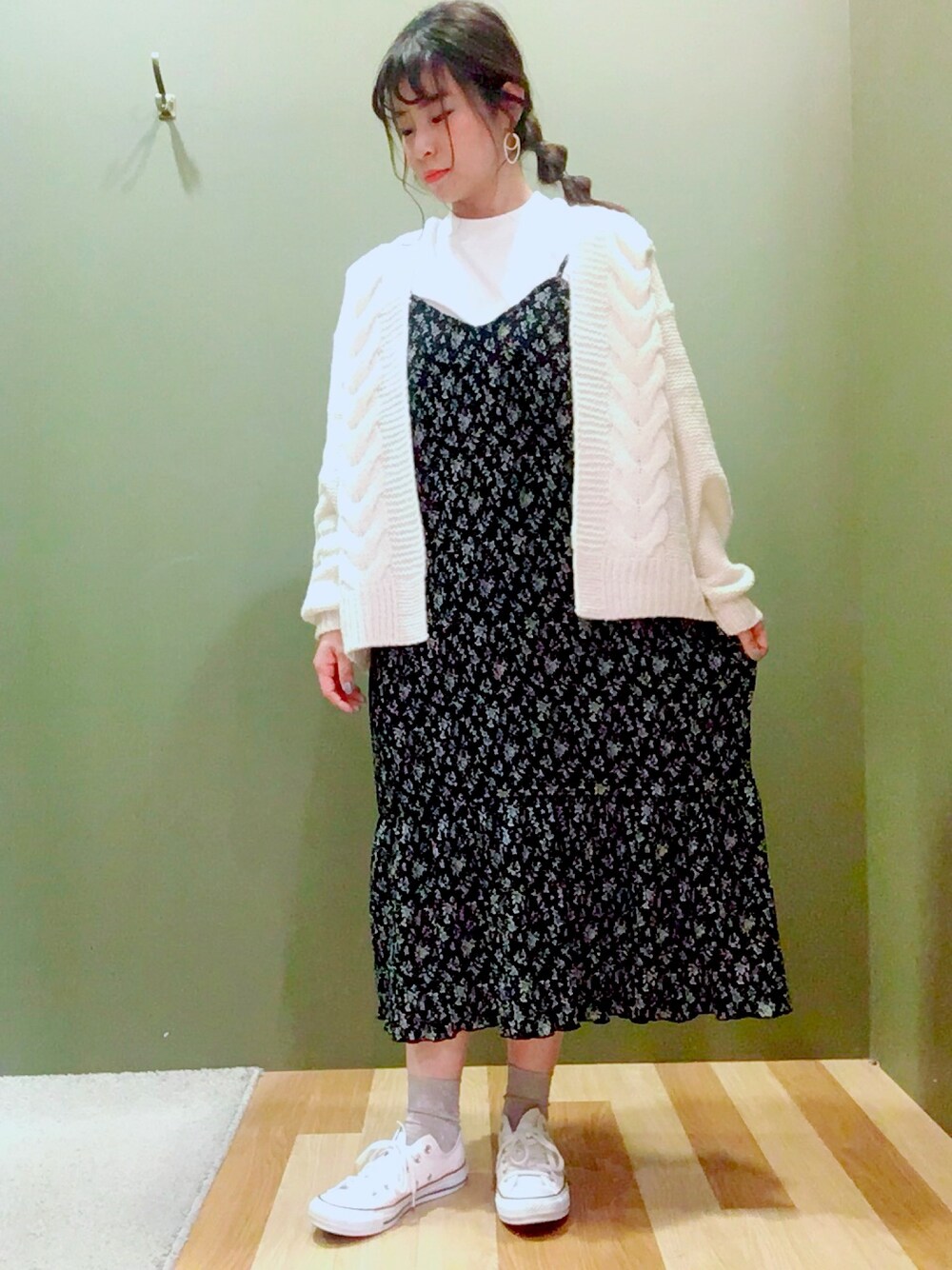 「秋のコーデ、セットアイテム、花柄ワンピース、ざっくりニット、ふんわり」｜「Green　Parksのアイテム（シャツワンピース、ブラック系）」を使った、ほしさん（レディース・160cm）の秋コーディネートの1枚目の写真