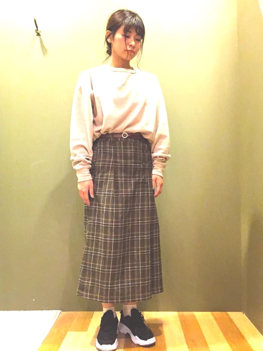 ベージュ系のTシャツ/カットソー、その他のスカート、ブラック系のスニーカーを着用したレディースの秋コーディネートの1枚目の写真