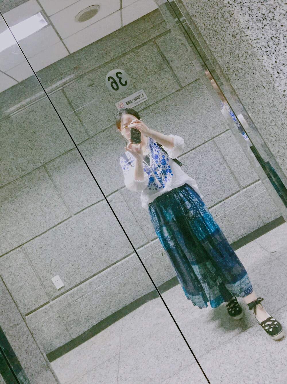 「日常、民族風」｜「IENAのアイテム（トップス、ホワイト系）」を使った、忽悠悠小姑娘さん（レディース・165cm）の春コーディネートの1枚目の写真