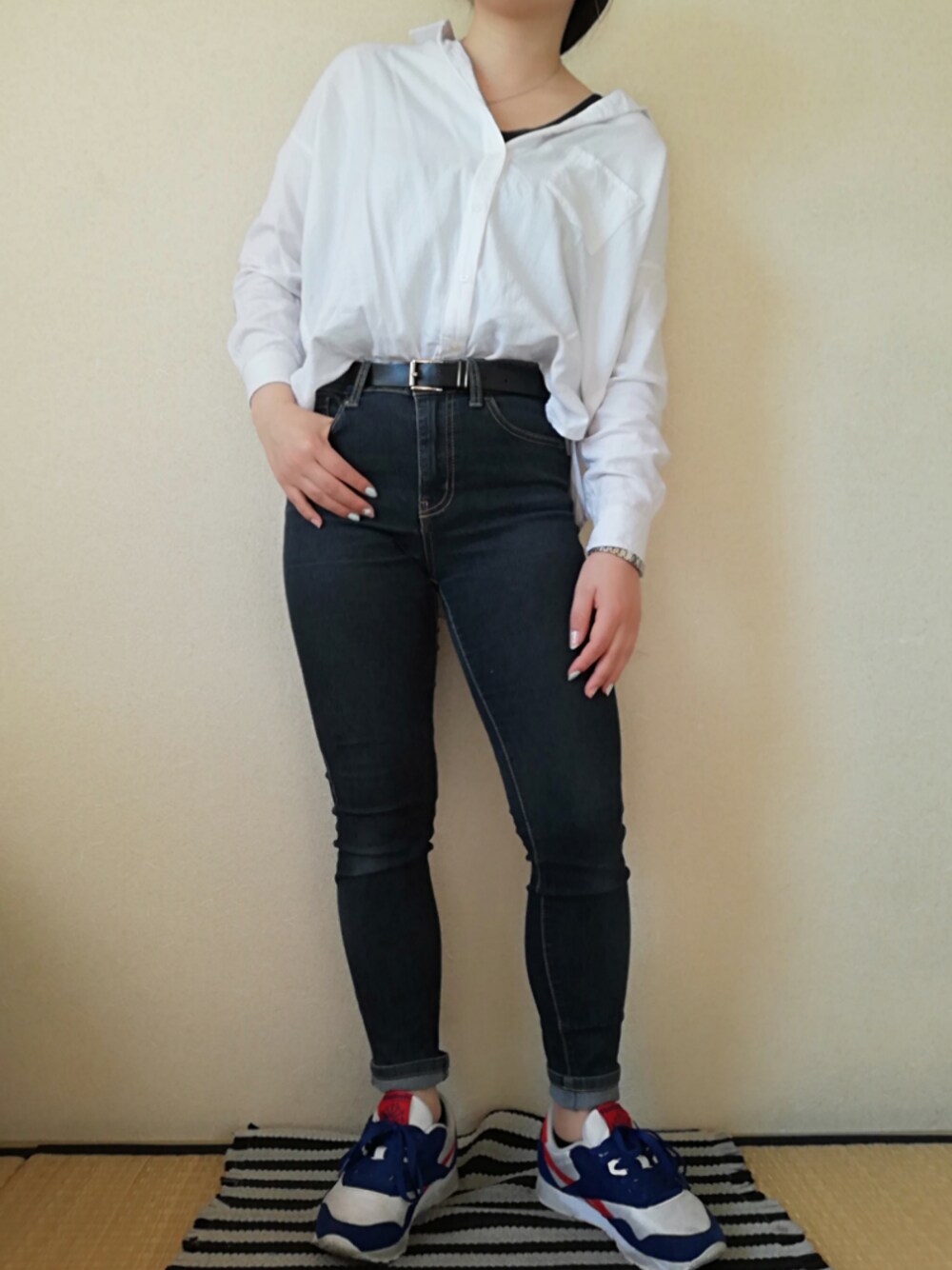 ホワイト系のシャツ/ブラウス、ブルー系のタンクトップ、ブルー系のスニーカーを着用したレディースの春コーディネートの1枚目の写真