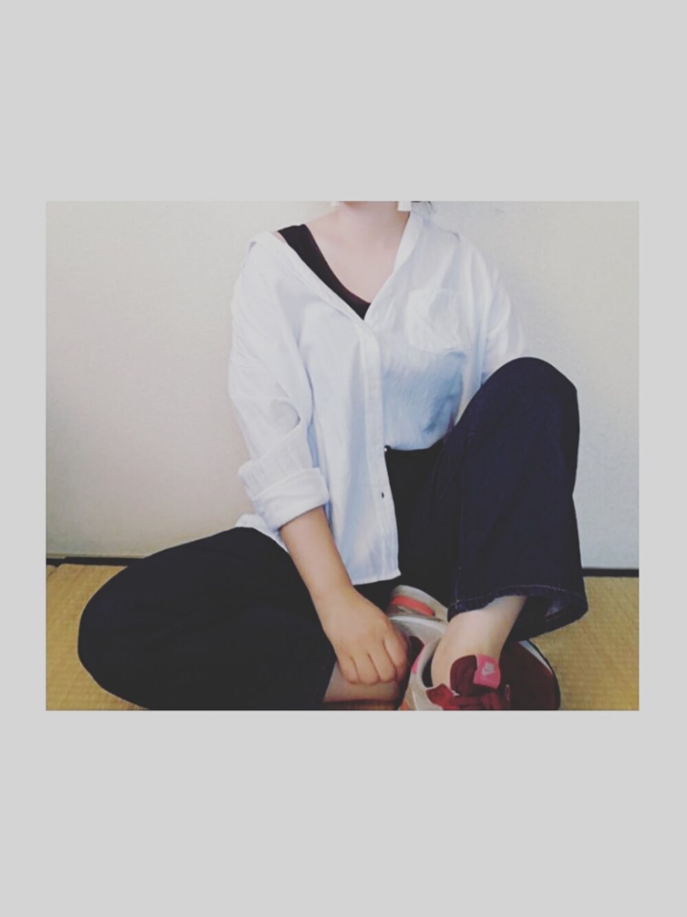 ブルー系のタンクトップ、ブルー系のデニムパンツ、ピンク系のスニーカーを着用したレディースの秋コーディネートの1枚目の写真