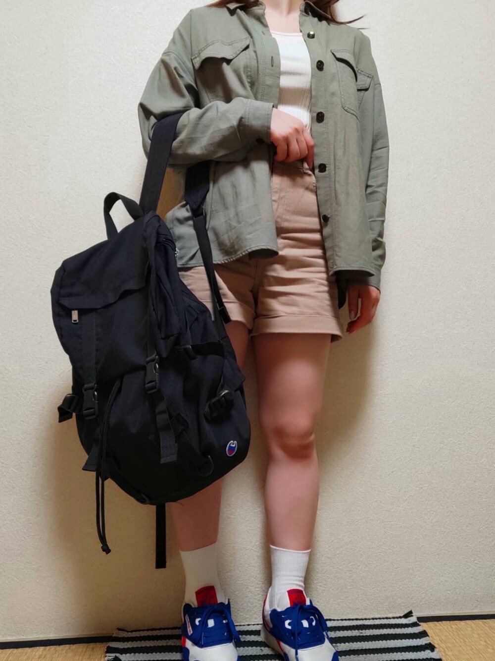 「これが私をアゲる服、リネンシャツ、ショートパンツ、リュック、スニーカー、低身長、ハイウエスト、シャツスタイル、カジュアルコーデ、リブ　」｜「GUのアイテム（タンクトップ、ベージュ系）」を使った、うたみるのさん（レディース・151cm）の春コーディネートの1枚目の写真