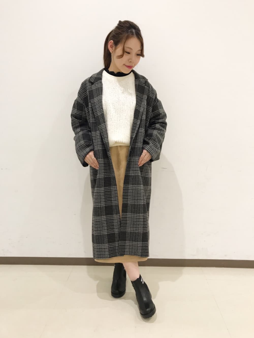 「AS KNOW AS PINKY、チェック、チェスターコート、ゆるシルエット、モコモコニット、ファー、スエードスカート、レースハイネック、トレンドコーデ」｜「AS KNOW AS PINKYの再びゆるっとチェスターコート（チェスターコート、グレー系）」を使った、asamiさん（レディース・153cm）の冬コーディネートの1枚目の写真