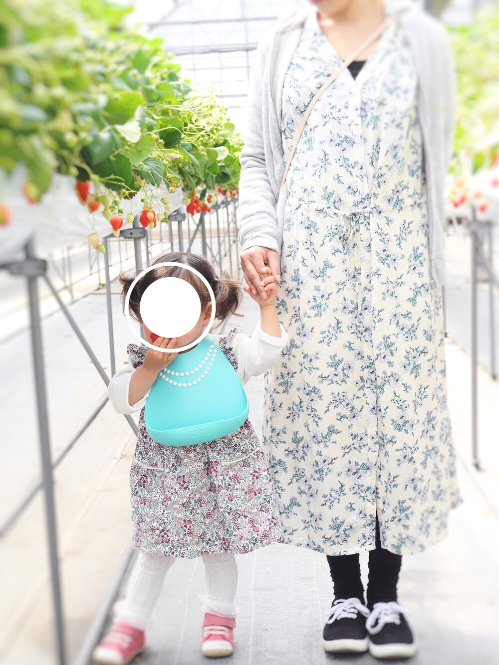 「カジュアル、プチプラコーデ、スニーカーコーデ、ゆるコーデ、ootd、大人カジュアル、休日スタイル、リンクコーデ、outfit、おちびさん」｜「Availのアイテム（ワンピース、ホワイト系）」を使った、yuyueee2さん（レディース・147cm）の春コーディネートの1枚目の写真