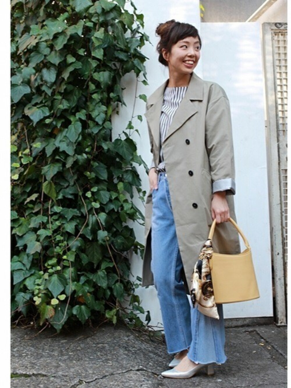 「デニム、カジュアル、トレンチコート、denim、大人カジュアル、きれいめカジュアル、オトナカジュアル、はるコーデ」｜「Simpliciteの 【SIMPLICITE】TCギャバWマエコクーンコート◆（その他アウター、グリーン系）」を使った、shokoさん（レディース・163cm）の春コーディネートの1枚目の写真